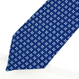 Cravate bleu indigo avec fines fleurs blanches