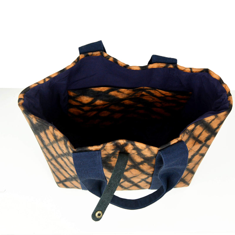 sac fourre-tout zéro déchet écoresponsable en batik brun et noir avec poche intérieur et fermoir en cuir recyclé