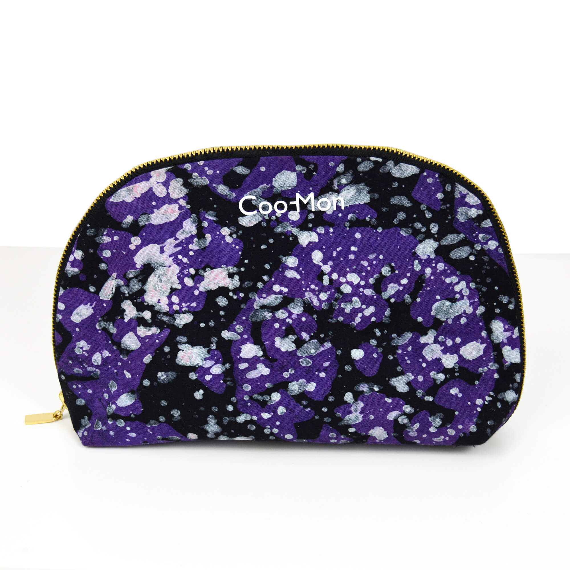 trousse de toilette, trousse de maquillage mauve tachetée de blanc et noir en batik africain. Trousse cousue au Québec